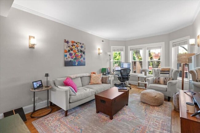 property at 1733 W Winnemac Ave