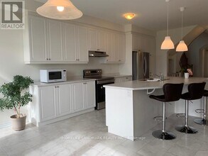 36 Celano Dr in Hamilton, ON - Building Photo - Building Photo