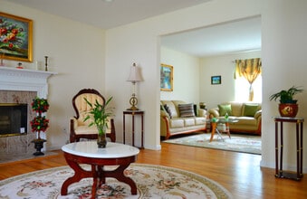 338 38th St in Lindenhurst, NY - Foto de edificio - Building Photo