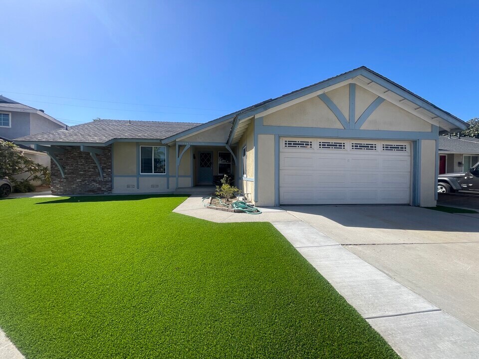 10473 Rose Ann Cir in Cypress, CA - Building Photo
