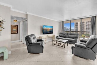 19667 Turnberry Way, Unit 10c in Aventura, FL - Building Photo - Building Photo