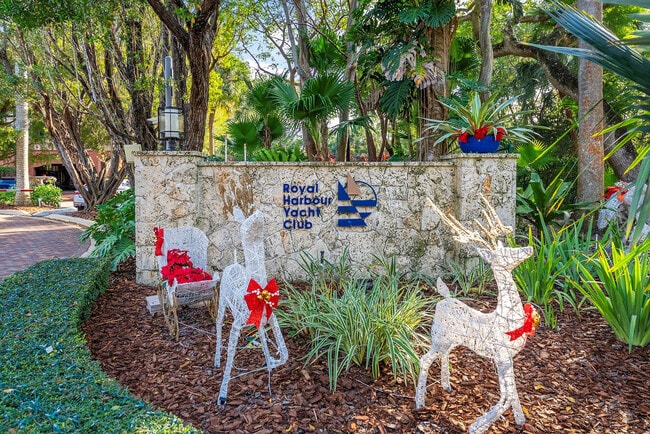 6204 Paradise Point Dr in Palmetto Bay, FL - Foto de edificio - Building Photo