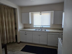 23065 Cayuga Ave in Hazel Park, MI - Building Photo - Building Photo