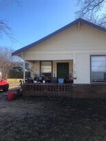 521 W Collins St in Denton, TX - Building Photo