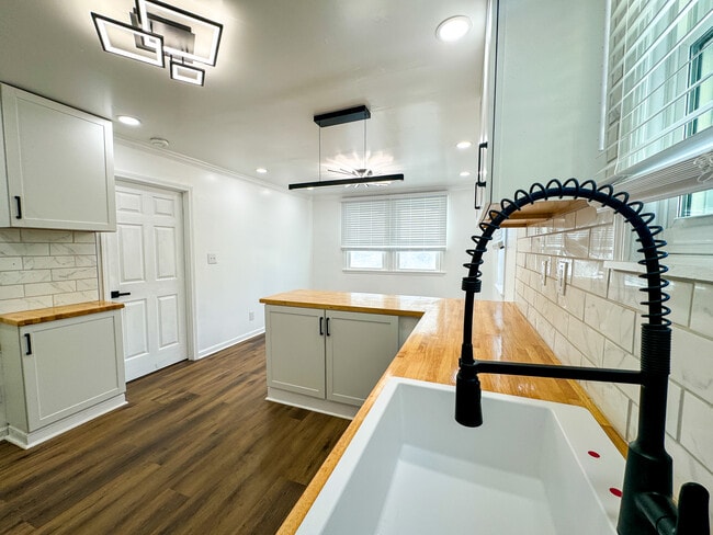 711 W 44th St, Unit C in Savannah, GA - Foto de edificio - Building Photo