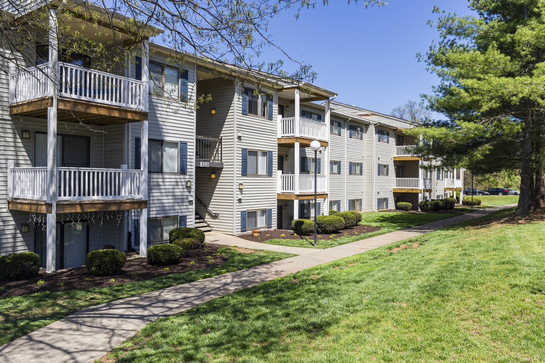 Hickory Woods in Roanoke, VA - Building Photo