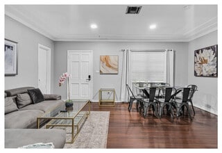 345 NE 107th St in Miami, FL - Foto de edificio - Building Photo