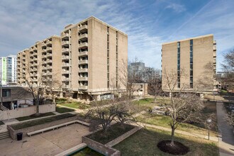 Carrollsburg Square North Tower in Washington, DC - Foto de edificio - Building Photo
