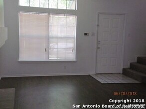 9347 Village Lance in San Antonio, TX - Foto de edificio - Building Photo