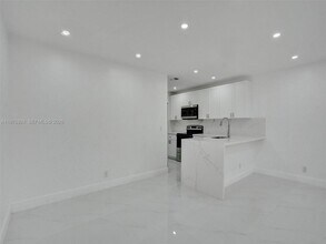10051 Winding Lake Rd, Unit 2 in Sunrise, FL - Foto de edificio - Building Photo