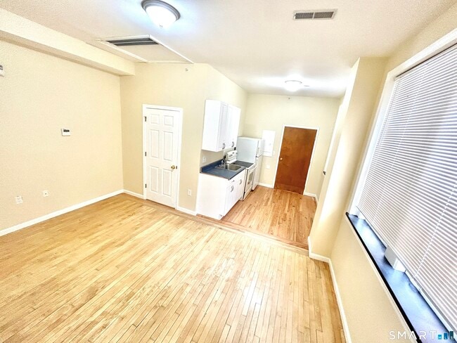 135 W Main St in Waterbury, CT - Foto de edificio - Building Photo