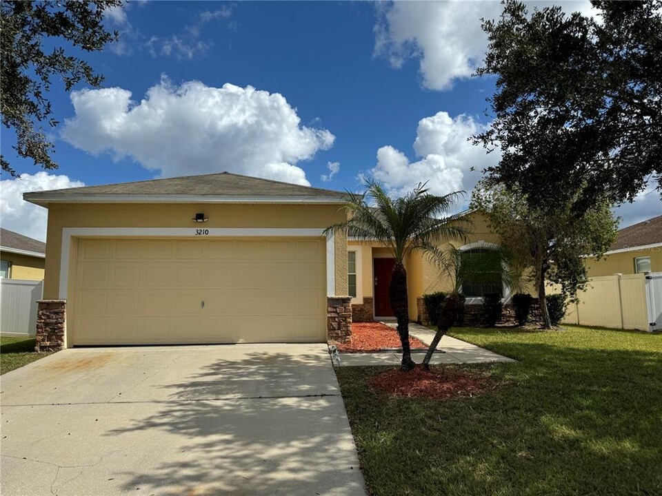 3210 Queen Alexandria Dr in Kissimmee, FL - Building Photo