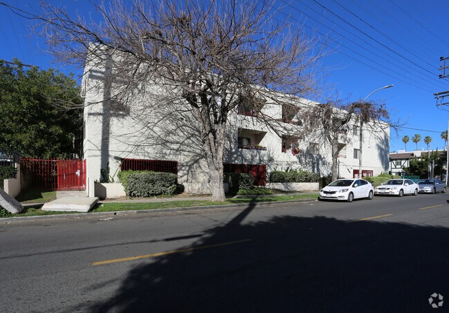 14610 Delano St in Van Nuys, CA - Building Photo