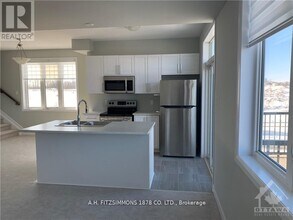 100 Teelin Cir in Ottawa, ON - Building Photo - Building Photo
