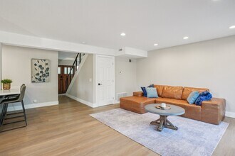835 Amigos Way in Newport Beach, CA - Building Photo - Building Photo