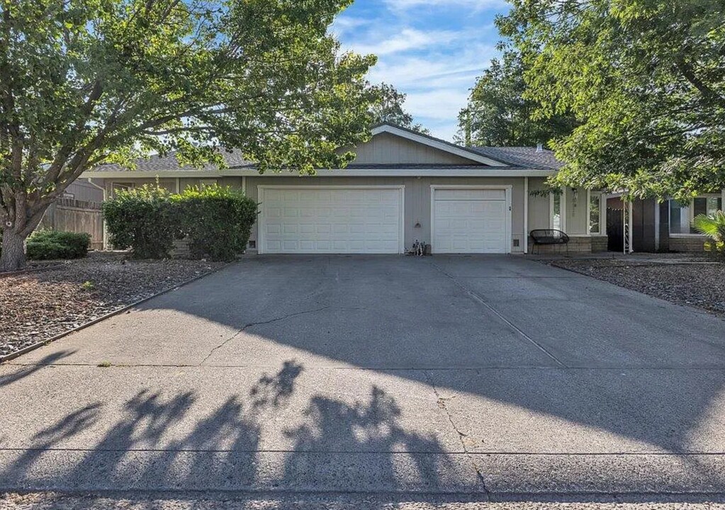 6930 Trovita Way in Citrus Heights, CA - Building Photo