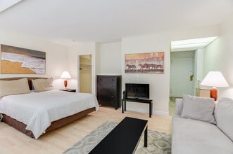1011 Arlington Blvd, Unit 802 in Arlington, VA - Building Photo - Building Photo