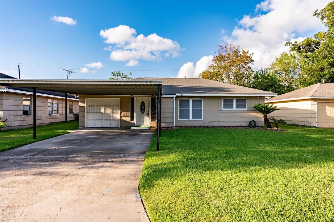 3211 Grant St in Pasadena, TX - Building Photo