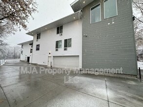 498 East Fort Union Blvd in Midvale, UT - Foto de edificio - Building Photo