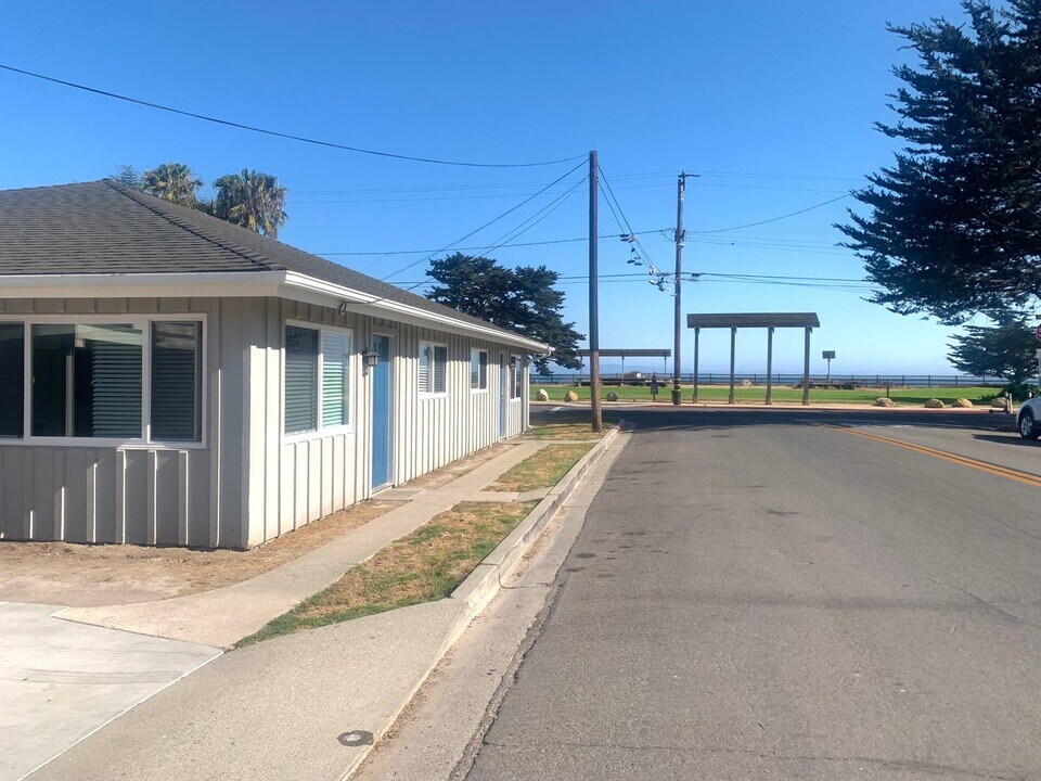 6798 Del Playa Dr in Isla Vista, CA - Building Photo