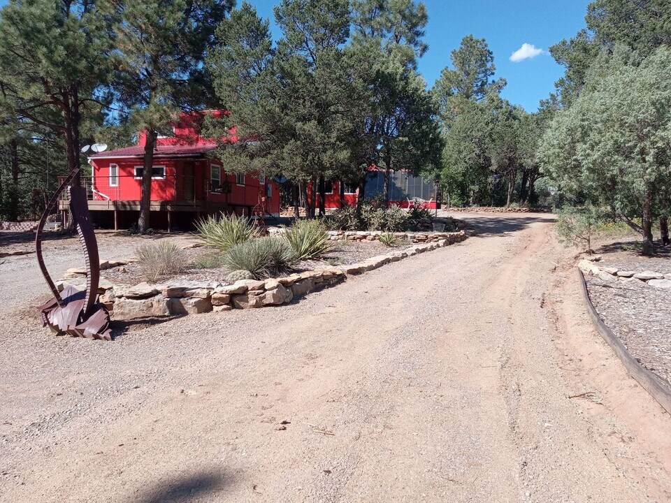 64 McMillen Rd in Tijeras, NM - Building Photo