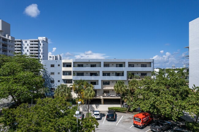 Lincoln West Gardens in Miami Beach, FL - Foto de edificio - Building Photo