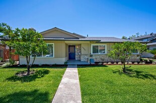 2620 W Aurora St in Santa Ana, CA - Building Photo