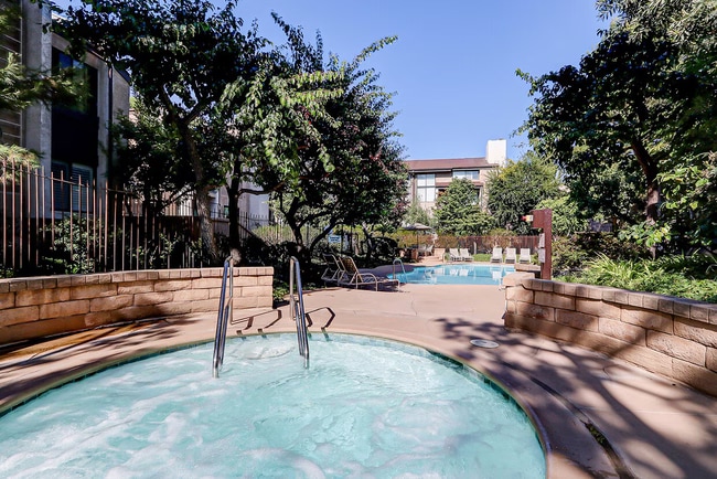 8675 Falmouth Ave, Unit 220 in Playa Del Rey, CA - Building Photo - Building Photo