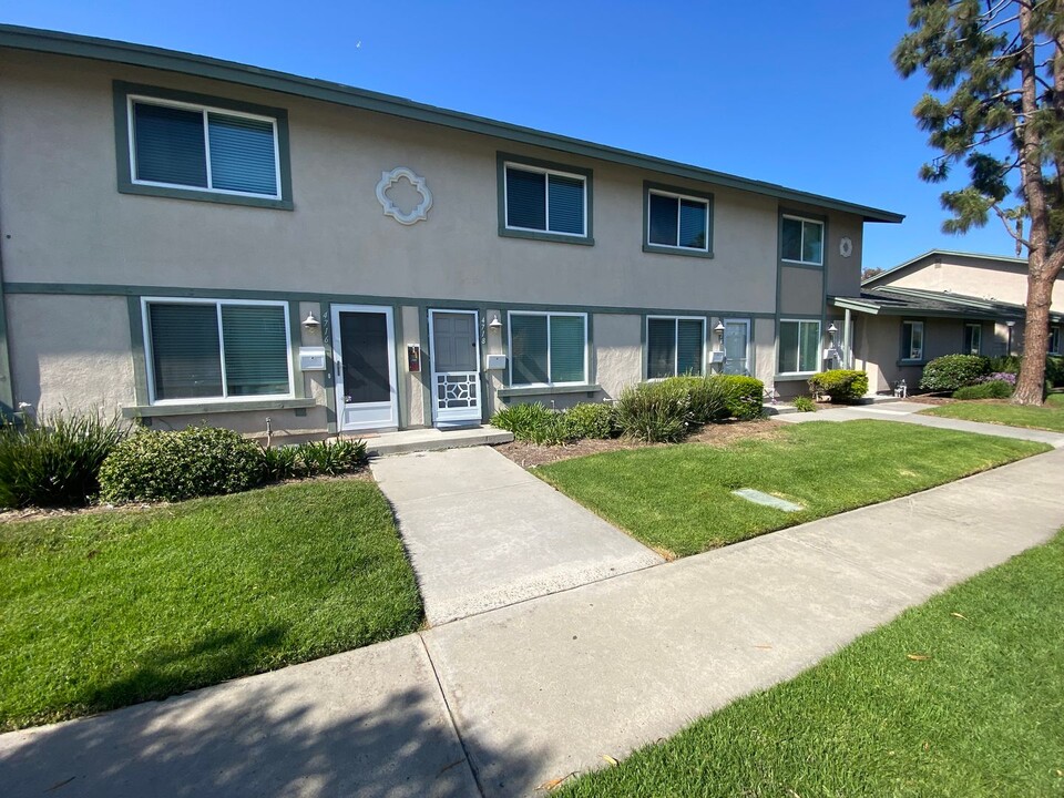 4718 Arena Cir in Huntington Beach, CA - Building Photo