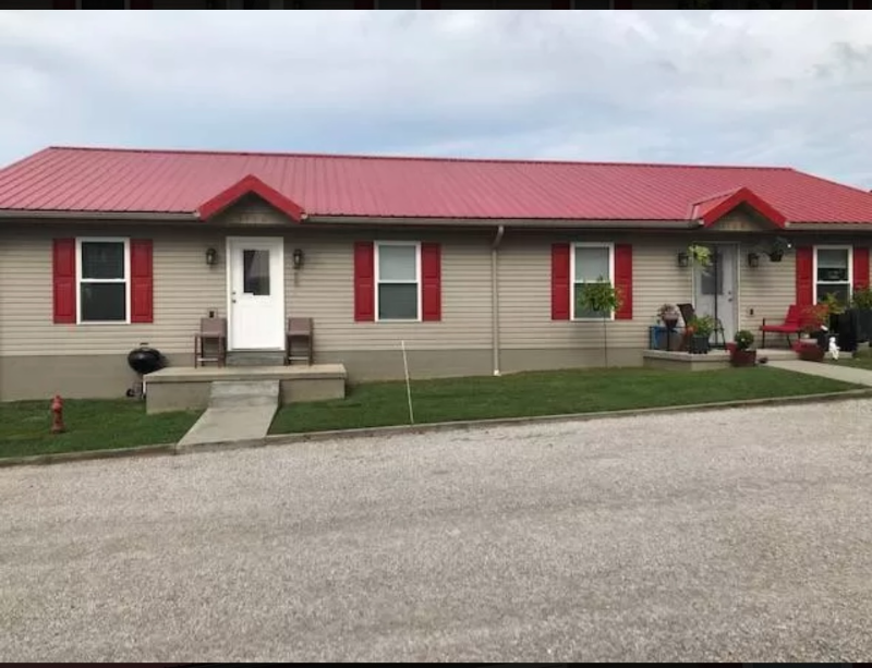 1102 Red Roof Dr in Huntingburg, IN - Building Photo