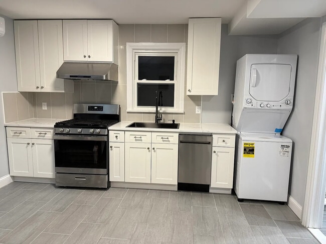 20709 34th Ave, Unit 2 in Bayside, NY - Foto de edificio - Building Photo