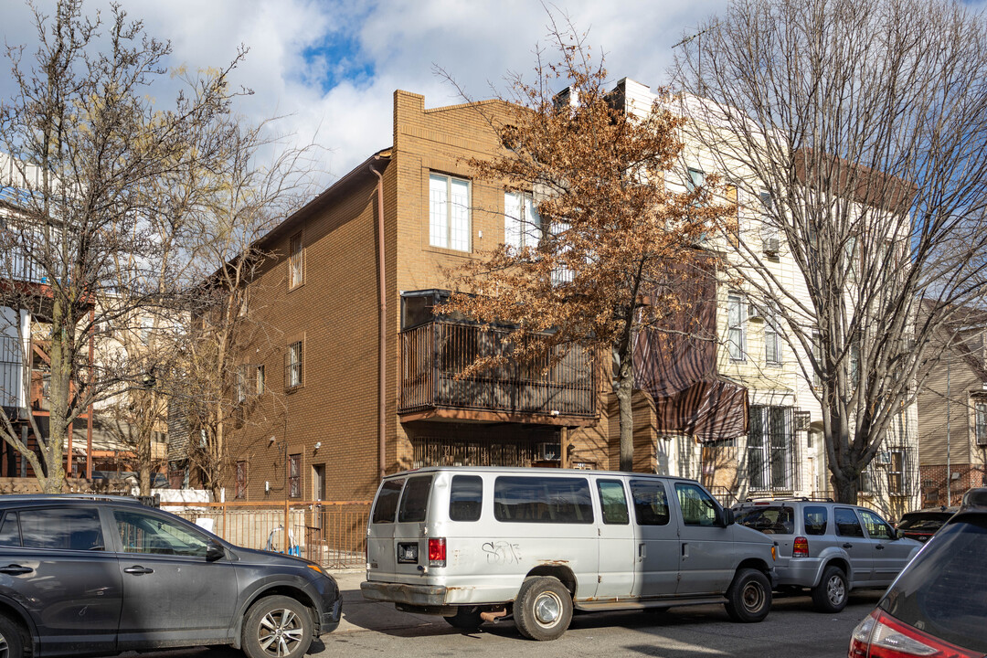 223 Lynch St in Brooklyn, NY - Building Photo