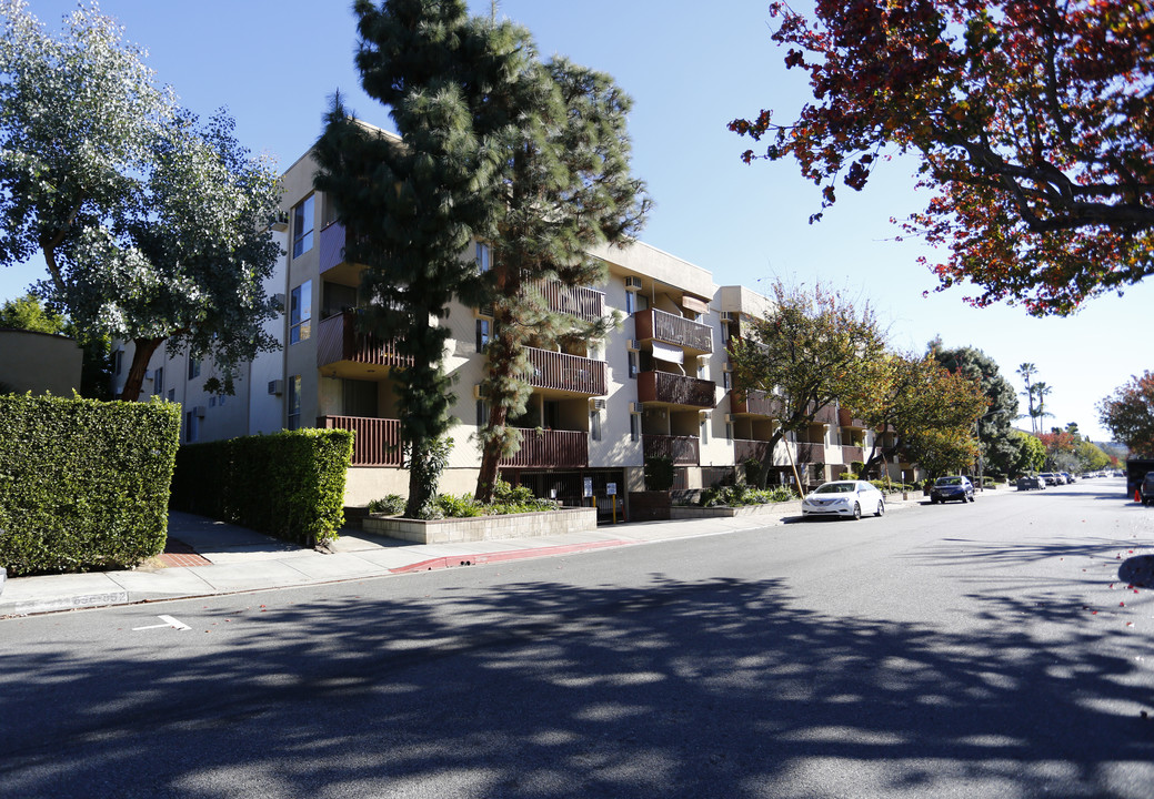 West Knoll Apartments in West Hollywood, CA - Building Photo