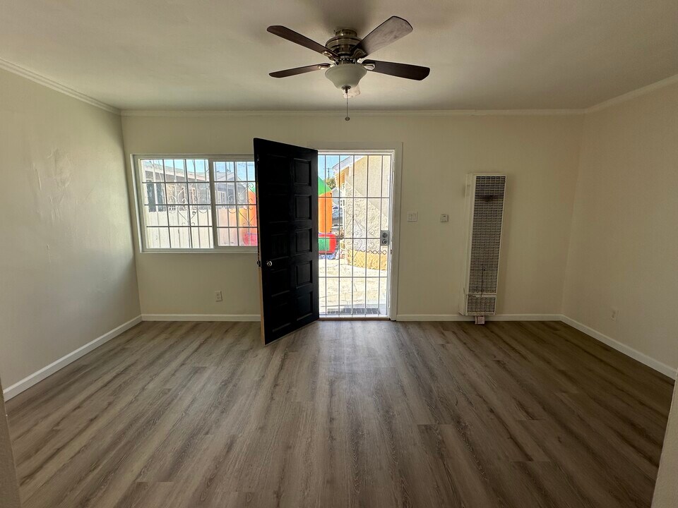 624 W 49th St in Los Angeles, CA - Building Photo