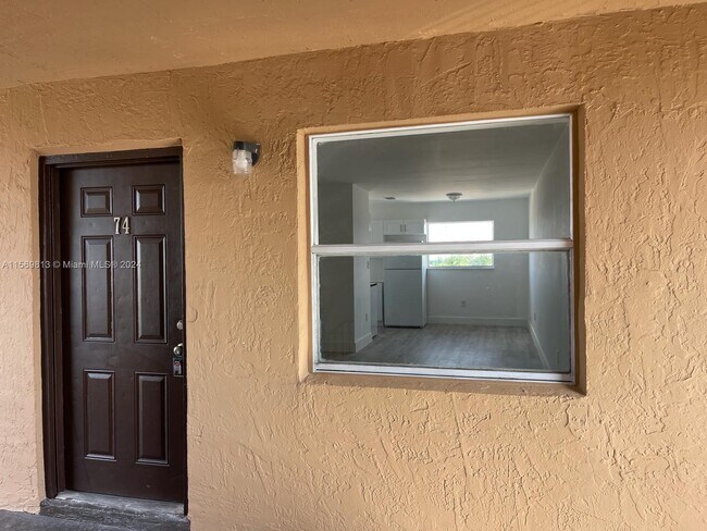 5441 W 24th Ave, Unit 34 in Hialeah, FL - Building Photo - Building Photo