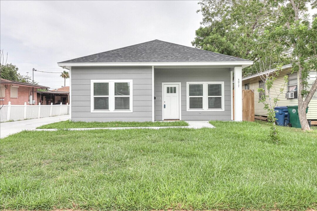 5017 Moravian Dr in Corpus Christi, TX - Building Photo