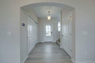 2123 Steelwood Dr in Howell, MI - Building Photo