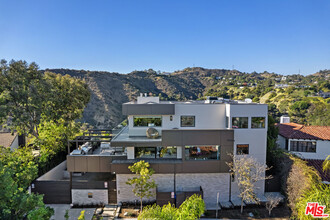 2251 Maravilla Dr in Los Angeles, CA - Building Photo - Building Photo