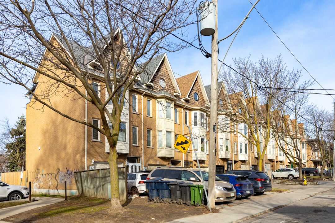 119 Springhurst Av in Toronto, ON - Building Photo