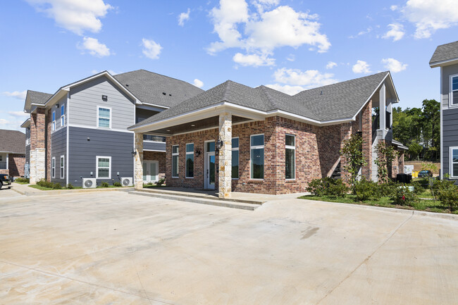 Woodland Creek Apartments -Location: Tyler TX in Tyler, TX - Building Photo - Building Photo