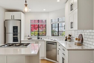 93 Ashford Ave in Mill Valley, CA - Building Photo - Building Photo