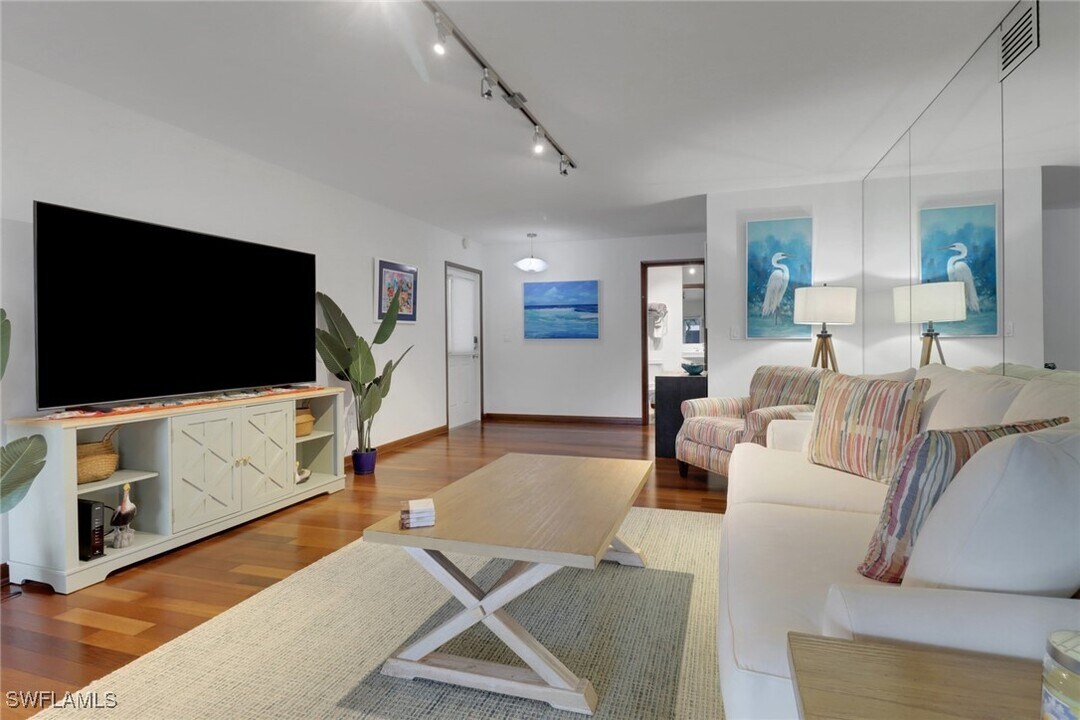 1568 Blue Point Ave in Naples, FL - Building Photo