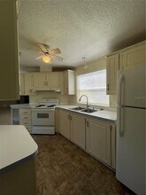 8719 Lithia Pinecrest Rd in Lithia, FL - Building Photo - Building Photo