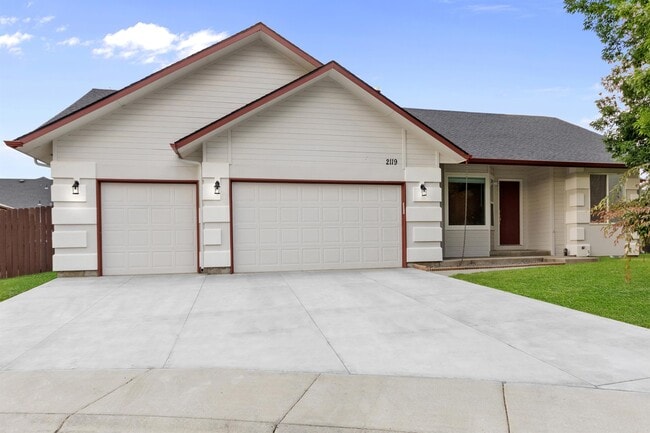 property at 2119 W Roberts Ave