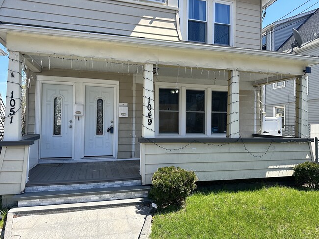 1049 Campbell Ave in West Haven, CT - Building Photo - Building Photo