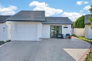 7016 SW 103rd Pl in Miami, FL - Building Photo