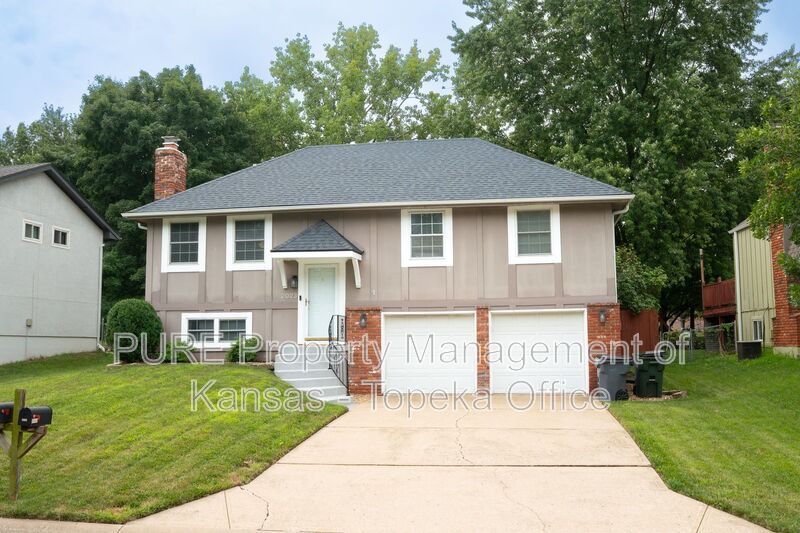 2023 E Mohawk Ct in Olathe, KS - Building Photo