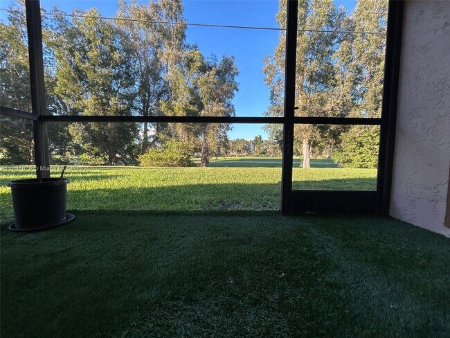 10325 NW 11th St in Pembroke Pines, FL - Building Photo - Building Photo