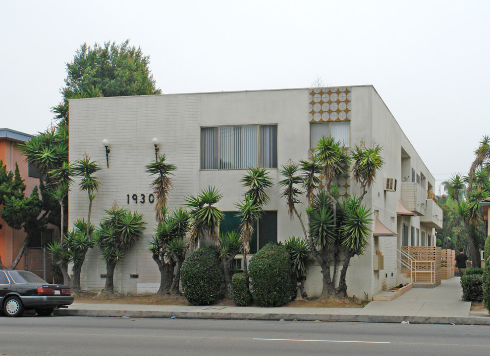 1930 S Robertson Blvd in Los Angeles, CA - Building Photo