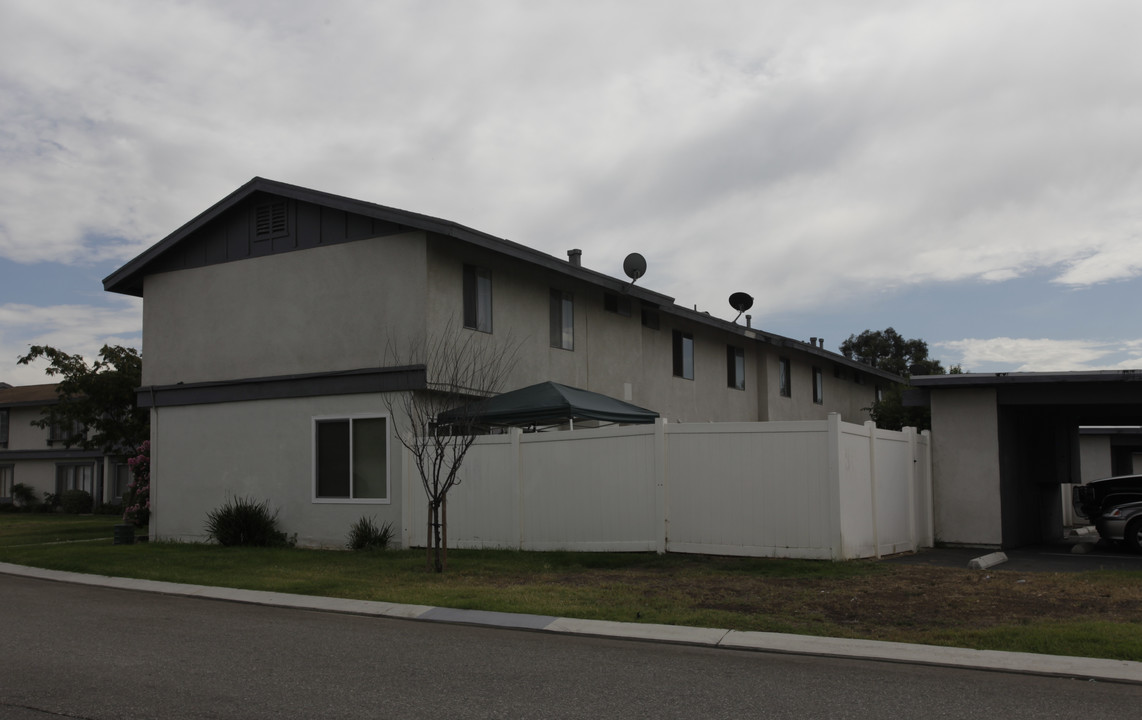 16751 Village Ln in Fontana, CA - Building Photo